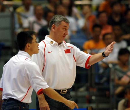 China&apos;s head coach Jonas Kazlauskas (R) instructs his players during the match against Russia at the Stankovic Continental Cup in Hangzhou, east China&apos;s Zhejiang Province on July 20, 2008. China won 72-50. 