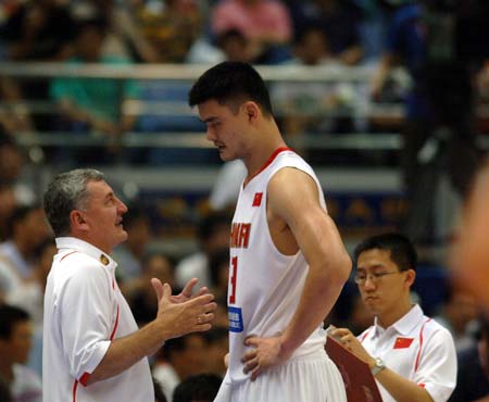 China's head coach Jonas Kazlauskas (L) talks to center Yao Ming during the match against Russia at the Stankovic Continental Cup in Hangzhou, east China's Zhejiang Province on July 20, 2008. China won 72-50. 