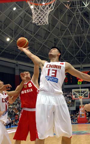 China's center Yao Ming (R) goes to the basket during the match against Russia at the Stankovic Continental Cup in Hangzhou, east China's Zhejiang Province on July 20, 2008. China won 72-50. 