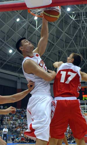 China's center Yao Ming (L) goes up to the basket during the match against Russia at the Stankovic Continental Cup in Hangzhou, east China's Zhejiang Province on July 20, 2008. China won 72-50. 