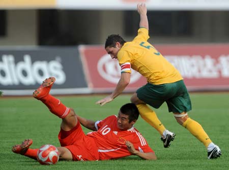 The Chinese men's Olympic football player Han Peng(L) vies with Australian Milligan during a warm-up match in Changchun, capital city of northeast China's Jilin Province, July 20, 2008. China won 1-0. 