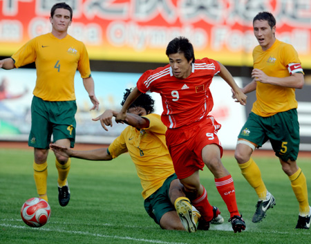 The Chinese men's Olympic football player Dong Fangzhuo(2nd R) vies with Australian players during a warm-up match in Changchun, capital city of northeast China's Jilin Province, July 20, 2008. China won 1-0. 