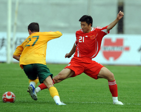 The Chinese men's Olympic football player Zhou Haibin(R) vies with Australian player Kilkenny during a warm-up match in Changchun, capital city of northeast China's Jilin Province, July 20, 2008. China won 1-0. 