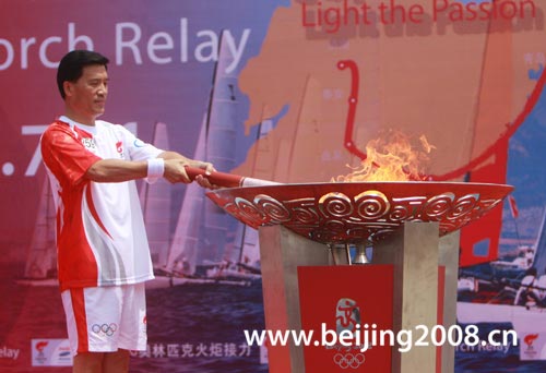 Xia Geng lights the cauldron as the last torchbearer in Qingdao, Guangdong Province July 21.