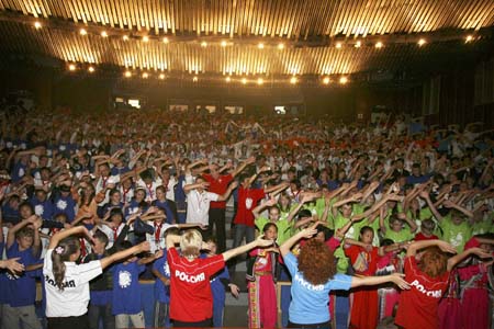 Children from China's earthquake-hit provinces and Russian students attend a welcome ceremony held at a rehab center in Vladivostok, Russia, July 18, 2008. (Xinhua Photo)