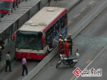 昆明一輛公交車在鬧市區發生爆炸(組圖)