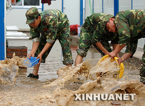 四川地震灾区经受入汛以来最大暴雨袭击(组图)