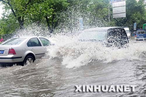 四川地震灾区经受入汛以来最大暴雨袭击(组图)