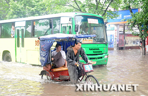 四川地震灾区经受入汛以来最大暴雨袭击(组图)