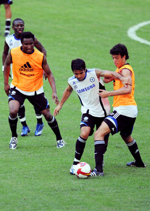  Chelsea's Deco (2nd R) vies for the ball during a training session in Guangzhou, capital of south China's Guangdong Province, July 21, 2008. 