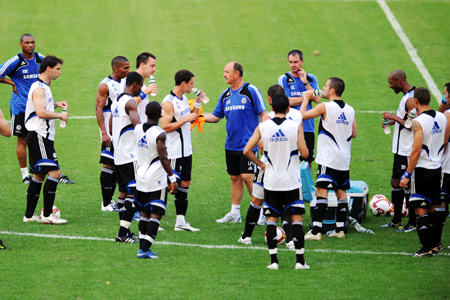 Chelsea football club manager Luis Felipe Scolari (C) instructs his players during a training session in Guangzhou, capital of south China's Guangdong Province, July 21, 2008. 