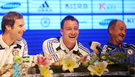 Chelsea football club player John Terry (C) smiles at a press conference in Guangzhou, capital of south China&apos;s Guangdong Province, July 21, 2008. Chelsea arrived in Guangzhou Monday to kick off their Asian tour. They will play against China&apos;s Guangzhou Pharmaceutical on July 23. 