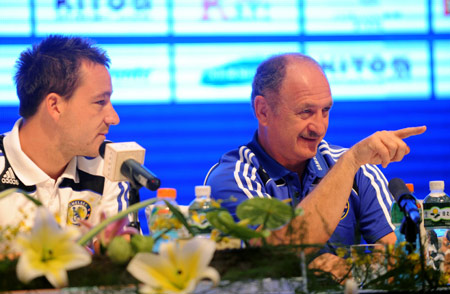 Chelsea football club manager Luis Felipe Scolari (R) gestures during a press conference in Guangzhou, capital of south China&apos;s Guangdong Province, July 21, 2008. 