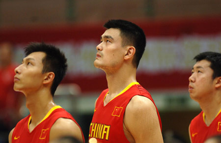 (L to R)China's Yi Jianlian, Yao Ming and Wang Zhizhi attend the kickoff ceremony of the game between China and Angola at the Stankovic Cup basketball Olympic warmup tournament in Hangzhou, capital of east China's Zhejiang Province, July 19, 2008.