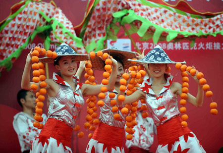 Dancers perform at the launching ceremony of the 2008 Beijing Olympic Games torch relay in Linyi City, east China&apos;s Shandong Province, on July 21, 2008.