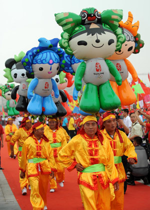 Dancers perform at the launching ceremony of the 2008 Beijing Olympic Games torch relay in Linyi City, east China&apos;s Shandong Province, on July 21, 2008.
