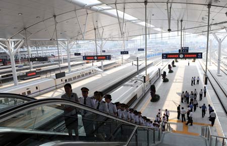 Photo taken on July 21, 2008 shows the platform in the Tianjin Railway Station in north China's Tianjin Municipality. Built in 1888, the Tianjin Railway Station went through an expansion project since January 2007 for the upcoming Beijing Olympic Games. The new Tianjin Railway Station will be put into use on Aug. 1, 2008, the same day as the Beijing-Tianjin express railway opens to the public. 