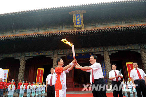 Olympic torch relay in Qufu, birthplace of China's ancient saint Confucius (photo by Xinhua)
