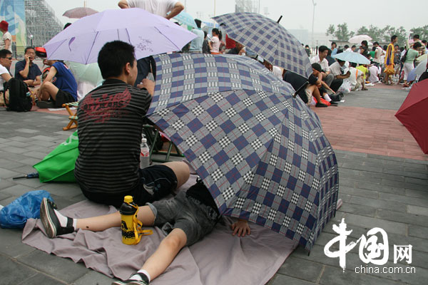 The fourth phase of the Olympic tickets selling has officially started. In the morning, journalists from China.org.cn made a trip to Wukesong Indoor Stadium, the arena for Beijing Olympic basketball games. Fans waiting in the queue told the reporter some of them even spent the night there. Reportedly, the selling of the 24919 tickets of the basketall games will start at 9 AM next morning and last 3 days