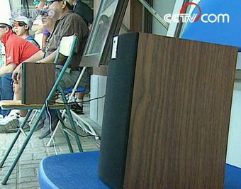 A new way of training has emerged: All the shooters practice with the distraction of various noises.(CCTV.com) 