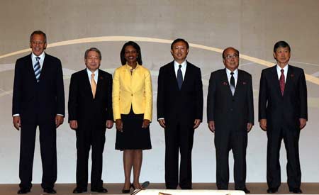 (L to R) Russian Foreign Minister Sergei Lavrov, South Korean Foreign Minister Yu Myung-hwan, United States Secretary of State Condoleezza Rice, Chinese Foreign Minister Yang Jiechi, Foreign Minister of the Democratic People's Republic of Korea Pak Ui Chun and Japanese Foreign Minister Masahiko Koumura pose for a family photo before the first foreign ministers' informal meeting of the six-party talks on the Korean Peninsula nuclear issue, in Singapore, July 23, 2008. (Xinhua/Zhang Fengguo)