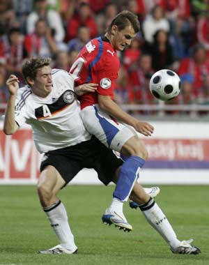 Czech Republic's Radim Reznik (R) fights for the ball with Germany's Stefan Reinartz during their European Under-19 Championship 2008 semi-final soccer match in Mlada Boleslav July 23, 2008. Richard Sukuta-Pasu struck after 119 minutes of a gripping contest to send Germany into the UEFA European Under-19 Championship final as 2-1 victors against a brave Czech Republic side.