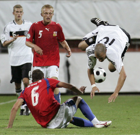 Czech Republic's Roman Brunclik (bottom) and Jan Hable (C) fight for the ball with Germany's Timo Gebhart (R) and Sven Bender during their European Under-19 Championship 2008 semifinal soccer match in Mlada Boleslav July 23, 2008. Richard Sukuta-Pasu struck after 119 minutes of a gripping contest to send Germany into the UEFA European Under-19 Championship final as 2-1 victors against a brave Czech Republic side. 