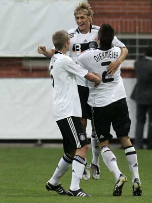 Germany's Marcel Risse (C) celebrates with teammates Sven Bender (L) and Dennis Diekmeier after scoring against the Czech Republic during the European Under-19 Championship 2008 semi-final soccer match in Mlada Boleslav July 23, 2008. Richard Sukuta-Pasu struck after 119 minutes of a gripping contest to send Germany into the UEFA European Under-19 Championship final as 2-1 victors against a brave Czech Republic side.