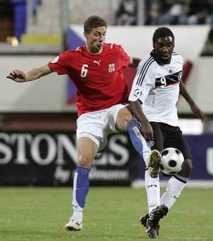 Czech Republic's Roman Brunclik (L) fights for the ball with Germany's Richard Sukuta-Pasu during their European Under-19 Championship 2008 semi-final soccer match in Mlada Boleslav July 23, 2008. Richard Sukuta-Pasu struck after 119 minutes of a gripping contest to send Germany into the UEFA European Under-19 Championship final as 2-1 victors against a brave Czech Republic side. 