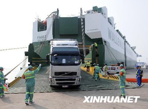 Fifty eight High Definition television (HDTV) outside broadcast vans (OB vans) arrived in Tianjin port after more than 20 days&apos; sea voyage, ready to be unloaded from the vessel. 