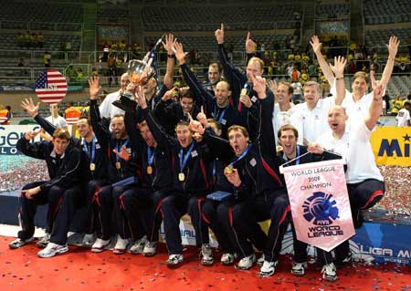Volleyball players of the United States celebrate their victory over Serbia during the awarding ceremony for the International Volleyball Federation (FIVB) World League final match at Rio De Janeiro, Brazil on July 27, 2008. The United States won the gold 3-1. (Xinhua Photo)