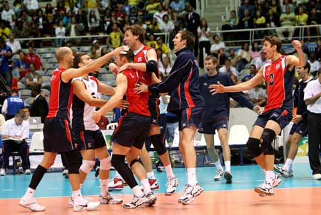 Players of the United States celebrate their victory over Serbia during the International Volleyball Federation (FIVB) World League final match at Rio De Janeiro, Brazil on July 27, 2008. (Xinhua Photo)