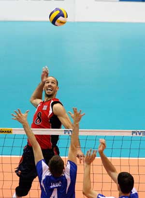 William Priddy of the United States spikes the ball during the International Volleyball Federation (FIVB) World League final match against Serbia at Rio De Janeiro, Brazil on July 27, 2008.(Xinhua Photo)