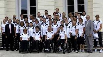 German President Horst Koehler (C) poses with members of the German Olympic and Paralympic teams for Beijing 2008 in Berlin July 26, 2008.REUTERS/Michael Dalder(GERMANY)