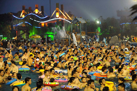 People try to cool off at a crowded swimming pool at the Tianmu lake amusement park in Liyang, East China's Jiangsu province, on the evening of July 25, 2008.