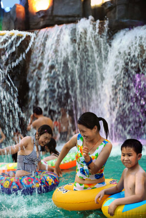 People try to cool off at a crowded swimming pool at the Tianmu lake amusement park in Liyang, East China's Jiangsu province, on the evening of July 25, 2008. 