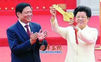 BOCOG President Liu Qi handed a symbolic key to the village mayor Chen Zhili, as the Beijing Olympic Village opened on Sunday.