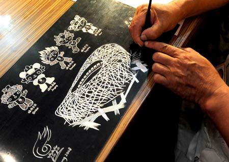 A folk handicraftsman composes an iron painting in Olympic co-host city Qingdao of east China's Shandong Province, July 27, 2008. Beijing Olympic sailing events will to be held in Qingdao from August 9th to 23rd and the Paralympic sailing events from September 8th to 13th.(Xinhua/Wang Song)