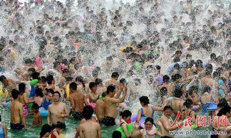 Thousands of tourists flock to the 'Chinese Dead Sea' in Daying County, Sichuan Province to escape the stifling heat on July 27, 2008. 