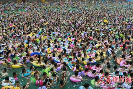 Thousands of tourists flock to the &apos;Chinese Dead Sea&apos; in Daying County, Sichuan Province to escape the stifling heat on July 27, 2008. 