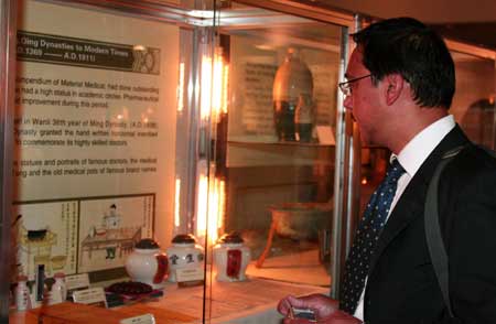 A visitor views a Chinese medicine exhibition during the Traditional Chinese Medicine Week at the Royal Society of Medicine in London, Britain, July 28, 2008.