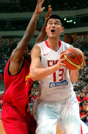 China's Yao Ming (R) aims to shoot during a Group A match against Angola at the FIBA Diamond Ball for Men in Nanjing, east China's Jiangsu Province, on July 29, 2008. China won 83-74.