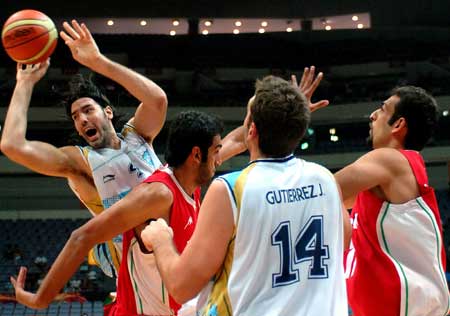 Argentina's Luis Scola (L) vies for the ball during a Group B match against Iran at the FIBA Diamond Ball for Men in Nanjing, east China's Jiangsu Province, on July 29, 2008. Argentina won 81-71. 