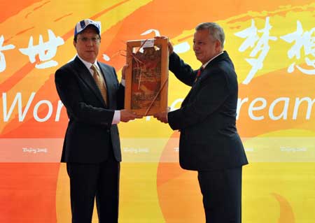 Chen Jian (L), mayor on duty of the Olympic Village, exchange gift with Mario Miguel Argenal Montalvan, chef de mission of the Honduran delegation to the Beijing 2008 Olympic Games, at the Olympic Village in Beijing, China, July 30, 2008. The delegation held flag-raising ceremony at Olympic Village on Wednesday morning. (Xinhua/Zhang Guojun)