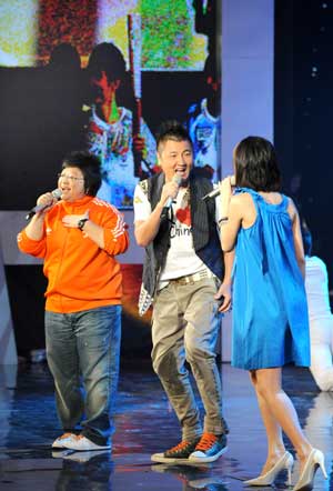 Singers Sun Nan (C), Han Hong (L) and others sing at an evening party which is held for the upcoming 2008 Olympic Games in Beijing, capital of China, on July 29, 2008.
