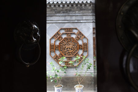 Photo taken on July 29, 2008 shows the wooden sculpture on the screen wall of an Olympic homestay dwelling at No. 39 of the South Guanfang Hutong in Beijing, China. 