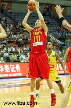 Li Nan jumped and scored points at the Diamond Cup men's basketball tournament in Nanjing on Wednesday.