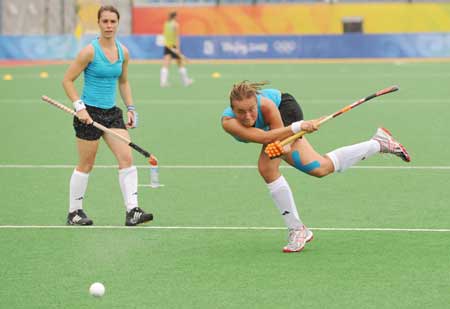 Dutch women's hockey team players train at the Olympic Green Hockey Stadium in Beijing, capital of China, July 31, 2008.[Xinhua] 