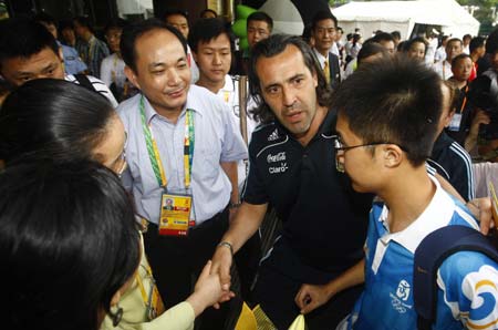Argentinian Olympic men's football team coach Sergio Batista (2nd R) is welcomed upon his arrival at a hotel in Olympic co-host city Shanghai, east China, July 31, 2008. 