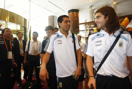 Argentinian Olympic men's football team player Juan Riquelme (2nd R) talks with his teammate upon their arrival at a hotel in Olympic co-host city Shanghai, east China, July 31, 2008.